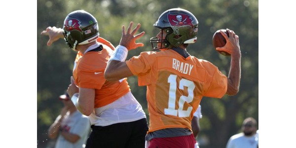 Tampa Bay Buccaneers-spelare kommer att bära orangea tröjor under den nya säsongen Tampa Bay Buccaneers-spelare kommer att bära orangea tröjor under den nya säsongen